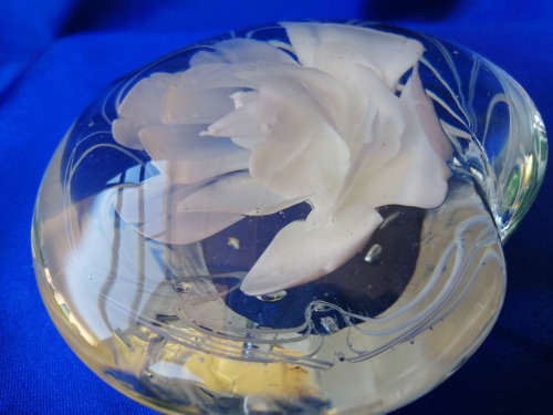 VENITIAN CLEAR HEART WITH WHITE ROSE FLOWER ART GLASS PAPERWEIGHT