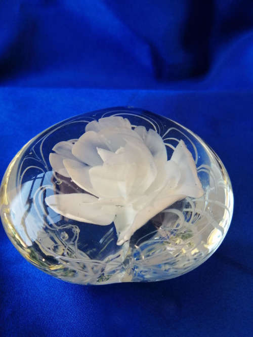 VENITIAN CLEAR HEART WITH WHITE ROSE FLOWER ART GLASS PAPERWEIGHT