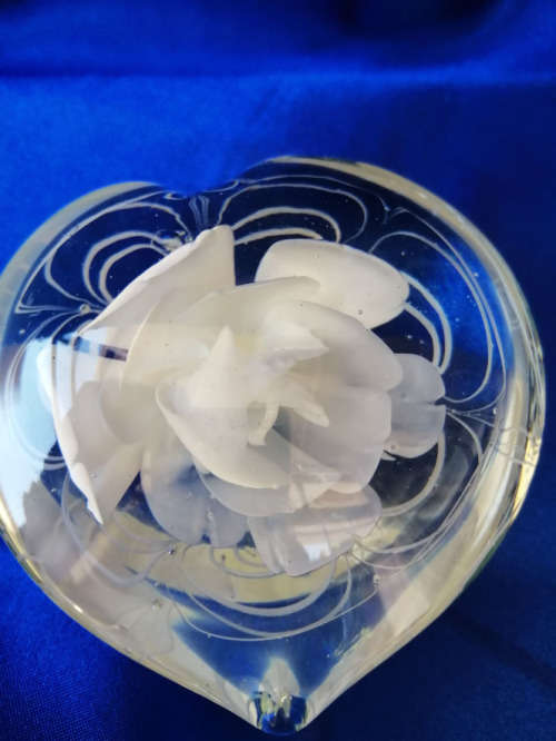 VENITIAN CLEAR HEART WITH WHITE ROSE FLOWER ART GLASS PAPERWEIGHT