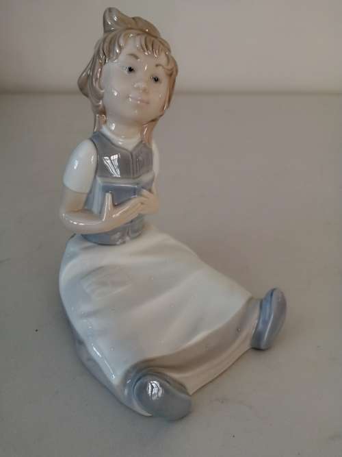 NAO / LLADRO, Beautiful Little Girl Sat Reading #