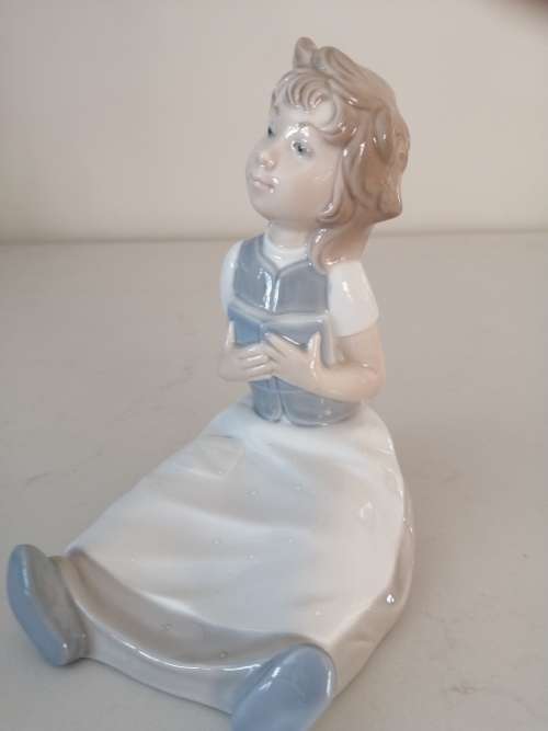 NAO / LLADRO, Beautiful Little Girl Sat Reading #