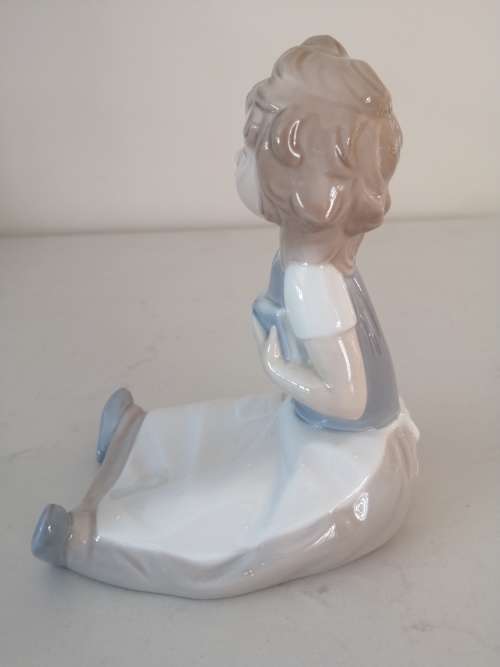NAO / LLADRO, Beautiful Little Girl Sat Reading #