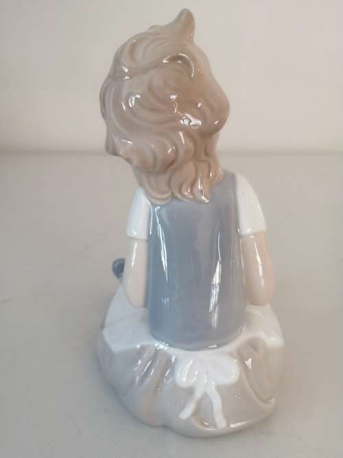 NAO / LLADRO, Beautiful Little Girl Sat Reading #