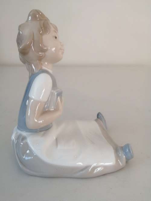 NAO / LLADRO, Beautiful Little Girl Sat Reading #