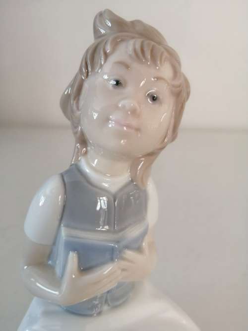 NAO / LLADRO, Beautiful Little Girl Sat Reading #