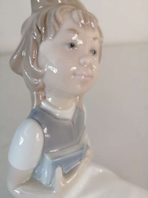 NAO / LLADRO, Beautiful Little Girl Sat Reading #