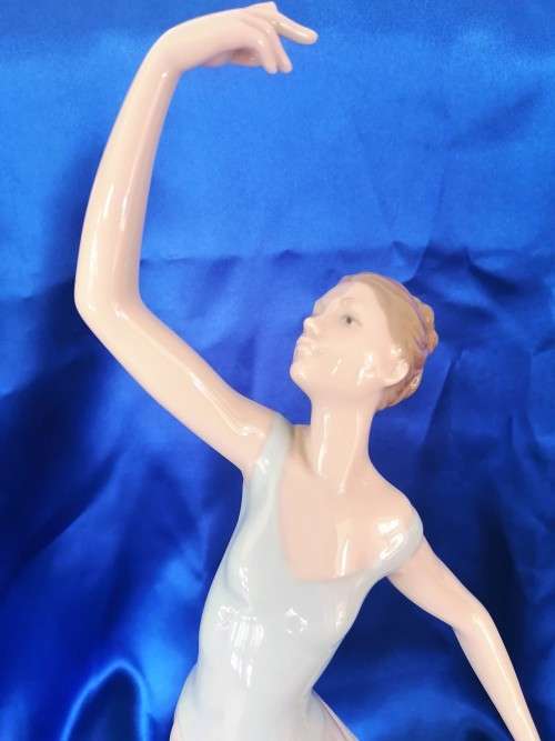 NAO BY LLADRO THE DANCE IS OVER LADY #1204  LARGE DANCER #