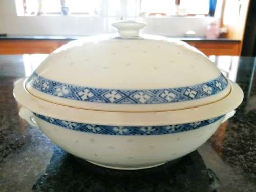 Large Chinese Rice Grain Blue and White Lidded Bowl