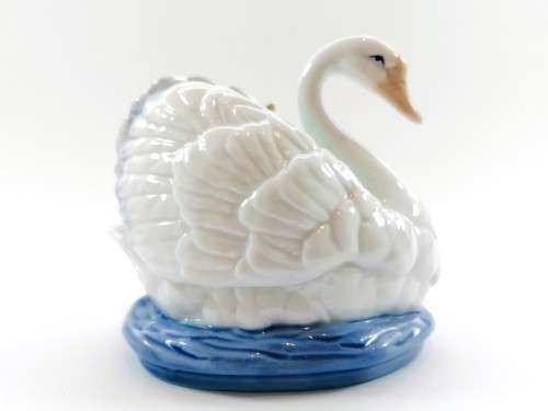 Heritage Porcelain Swan Family Ornament Figurine SWAN SONG