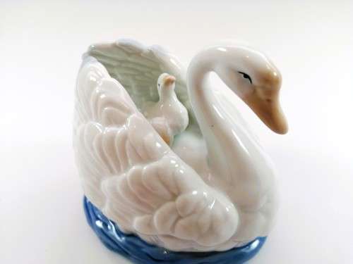 Heritage Porcelain Swan Family Ornament Figurine SWAN SONG