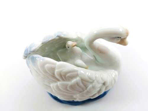 Heritage Porcelain Swan Family Ornament Figurine SWAN SONG