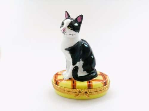 Limoges France LTD Hinged Trinket Box Black and White Cat sat on Cushion Peint Main Marque
