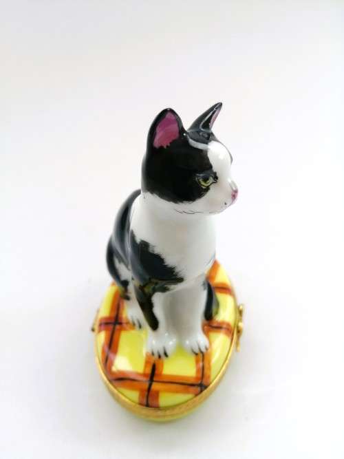 Limoges France LTD Hinged Trinket Box Black and White Cat sat on Cushion Peint Main Marque