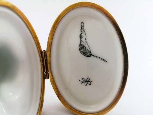 Limoges France LTD Hinged Trinket Box Black and White Cat sat on Cushion Peint Main Marque