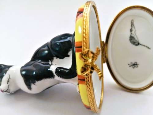 Limoges France LTD Hinged Trinket Box Black and White Cat sat on Cushion Peint Main Marque