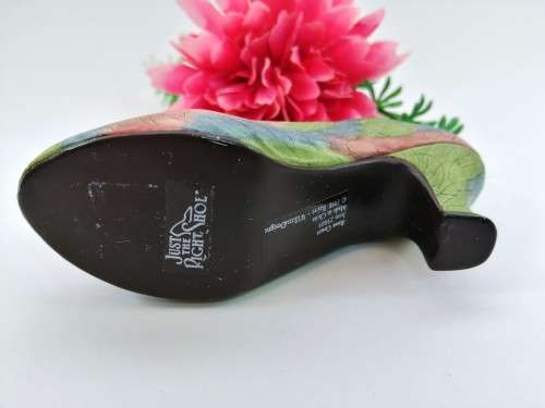 Vintage Collectable `Just The Right Shoe` by Raine - No. 25009 Rose Court