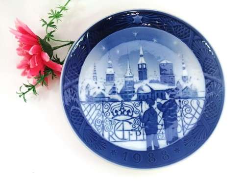 Royal Copenhagen Christmas Plate 1988 - `CHRISTMAS EVE IN COPENHAGEN`