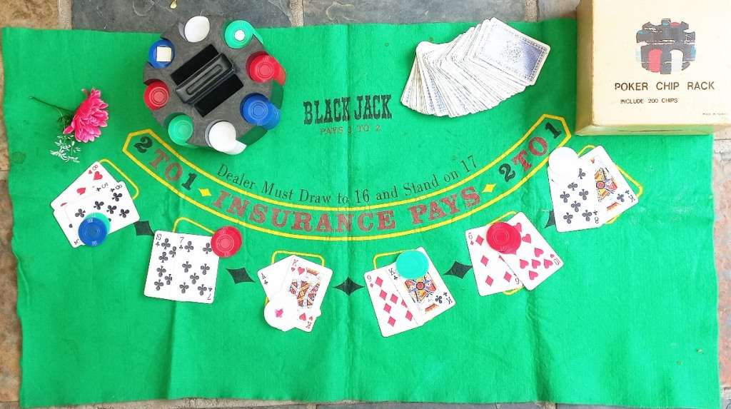 Vintage Blackjack 200 Chips Poker Set with Tablecloth