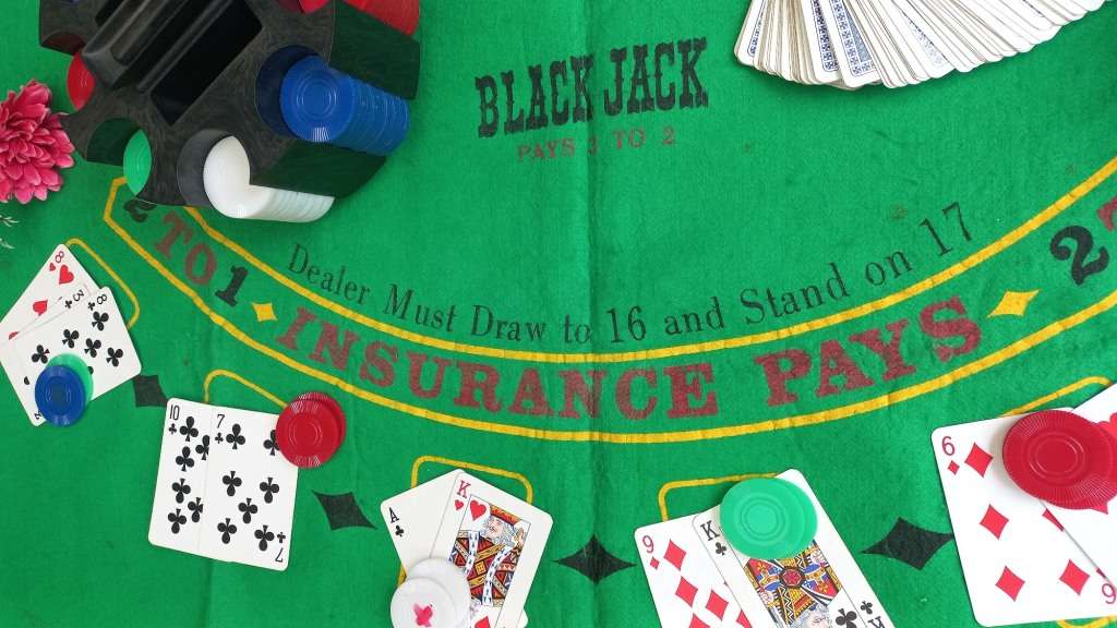 Vintage Blackjack 200 Chips Poker Set with Tablecloth