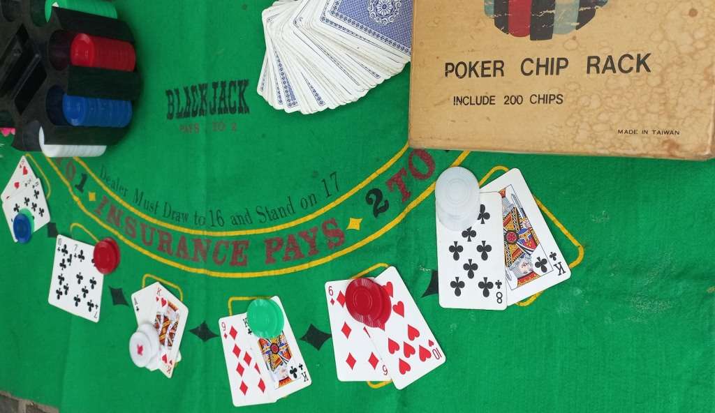 Vintage Blackjack 200 Chips Poker Set with Tablecloth