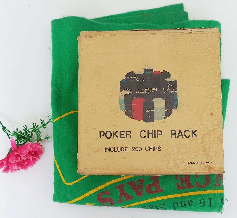 Vintage Blackjack 200 Chips Poker Set with Tablecloth