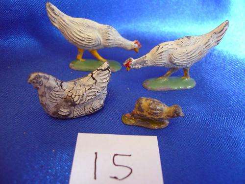 **** Vintage  lead J.Hill & Co  and Britains Hen Chickens and Chick 15 ****