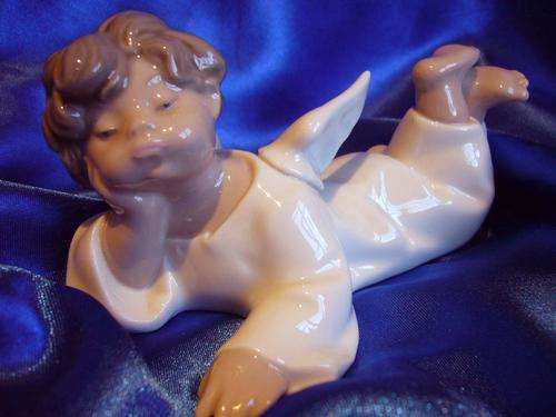 **** LLADRO  Figure" Angel Lying Down " ****