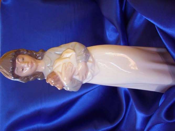 **** Stunning Nao by Lladro " Someone to love " ****