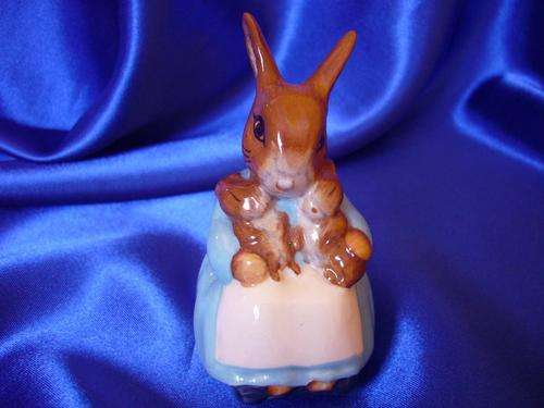 Beswick - Beatrix Potter - " Mrs Rabbit with Bunnies " 2543