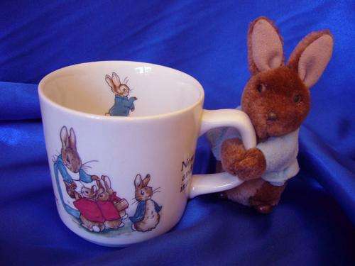**** Wedgewood BEATRIX POTTER Petter Rabbit - Cup and Toy ****