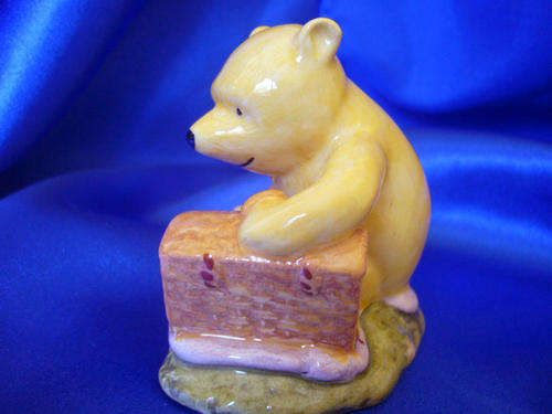 Winnie the Pooh by Royal Doulton - Disney " Winnie the Pooh and the fair-sized Basket " *