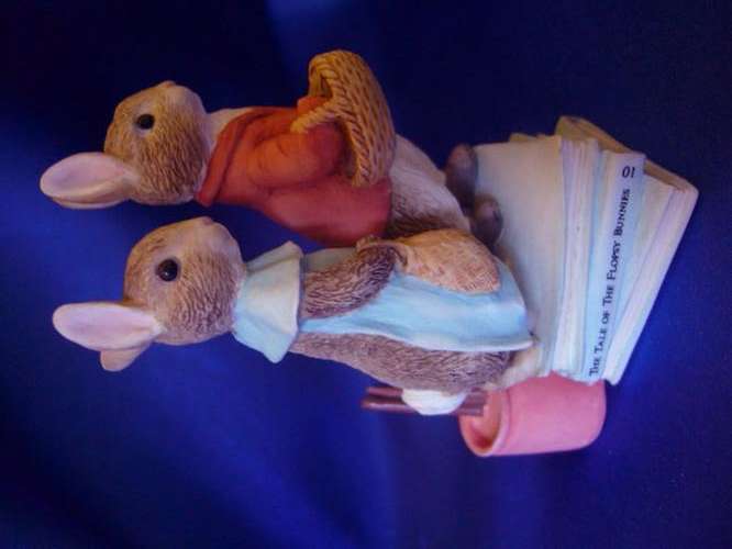 **** THE WORLD OF BEATRIX POTTER - Flopsy Bunnies figure