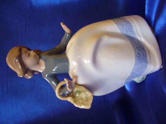 **** Stunning Nao by Lladro - Girl with basket ****