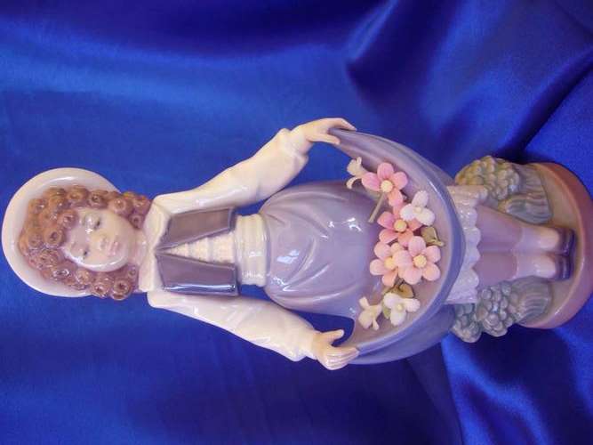 *** LLADRO / Nao  Stunning " Girl Holding flowers in her skirt " ***