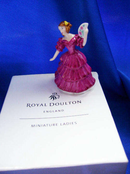**** Royal Doulton Miniature Ladies Collection " Jennifer "  ****
