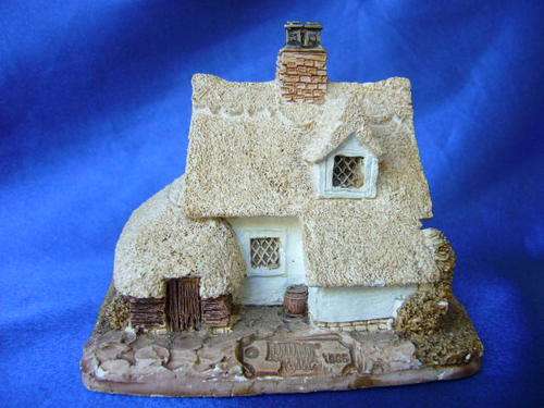 Lilliput Lane Miniature House - Clare Cottage