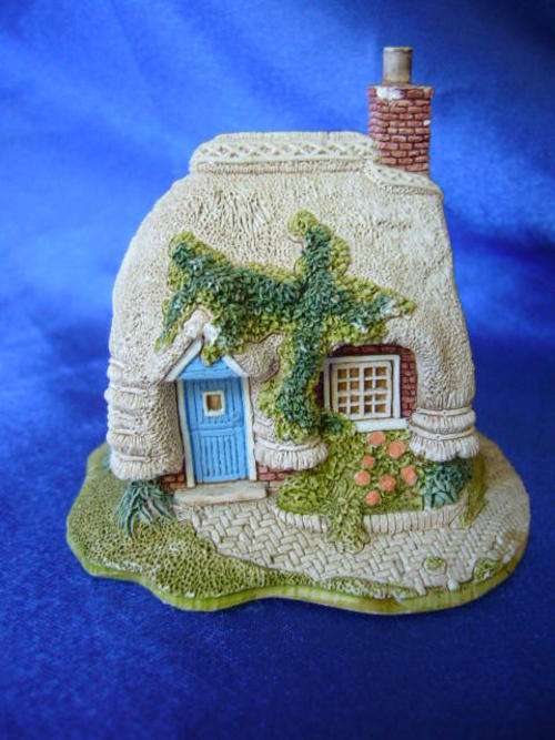 Lilliput Lane Miniature House - Petticoat Cottage