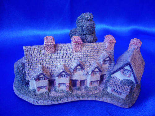 David Winter Miniature House - CraftsmensCottage