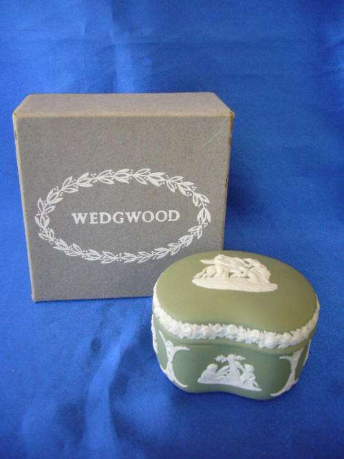 ****** Vintage Wedgewood Jasper Green Kidney Shape Lidded Dish  ******