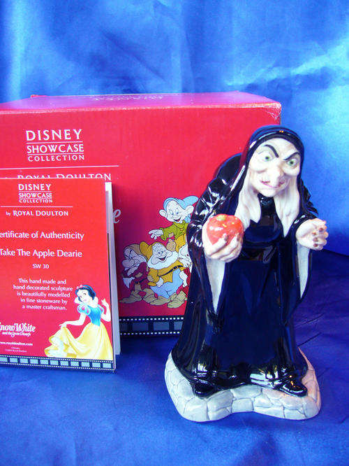 **** Royal Doulton Disney Showcase Snow White Take the Apple Dearie  ****