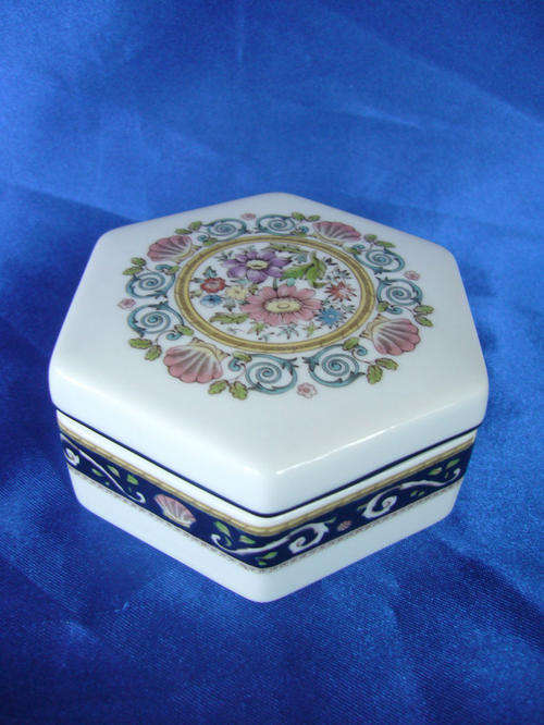 ****** Vintage Wedgewood "Runnymead" Trinket Box ******