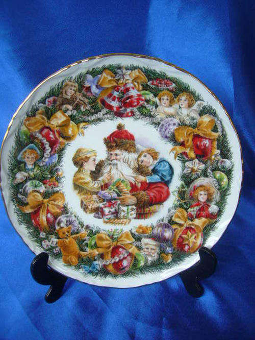 ****** Royal Albert "Christmas Garland" ceramic Plate  ******