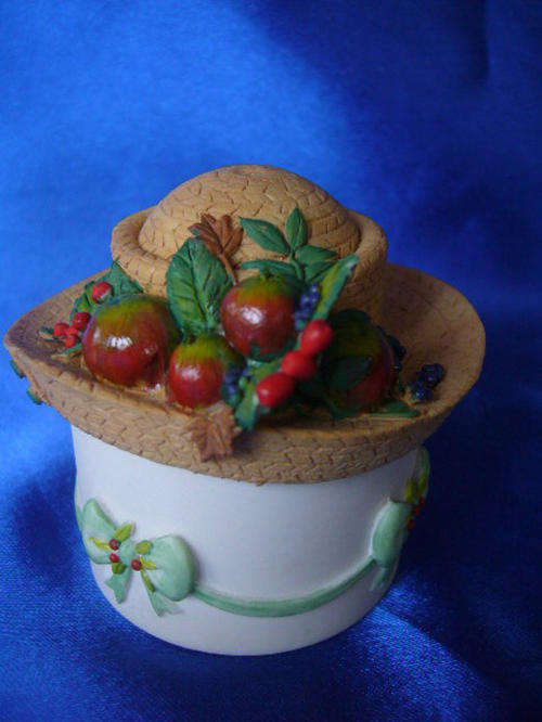 ****** Willow Hall-Hat Trinket Box - Fruit Picking ******