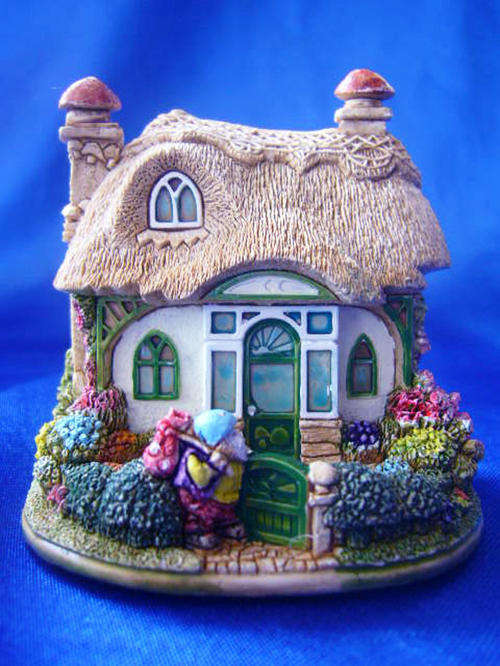 Lilliput Lane - Miniature House " Welcome Gnome"