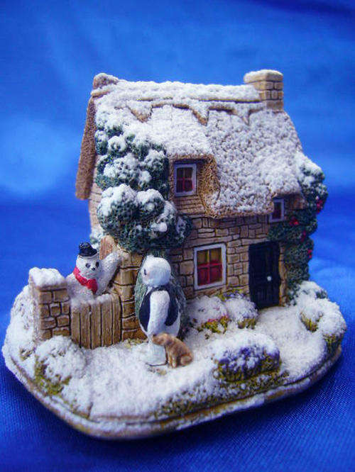 Miniature House - Lilliput Lane " Ice to Meet You " Christmas Collection