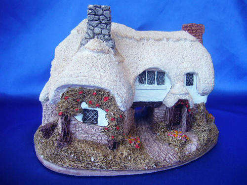 Miniature House - Lilliput Lane Ostlers Keep *