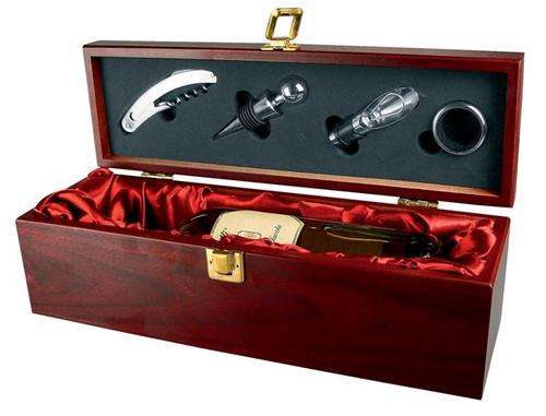 Luxurious wine set in a wooden gift box - material insert.