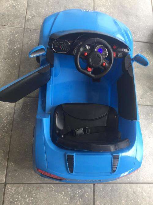 *R8 Spyder Electric Car*Blue*Battery operated*MP3 Player connection*Add: Remote control for safety*
