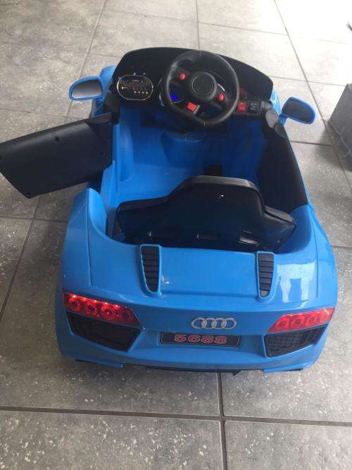 *R8 Spyder Electric Car*Blue*Battery operated*MP3 Player connection*Add: Remote control for safety*