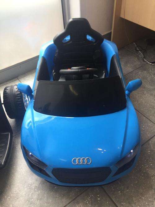 *R8 Spyder Electric Car*Blue*Battery operated*MP3 Player connection*Add: Remote control for safety*
